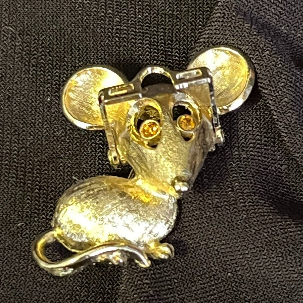 Vintage Avon Mouse Brooch with Hinged Glasses – Gold‑Tone – Collectible - Picture 3 of 10